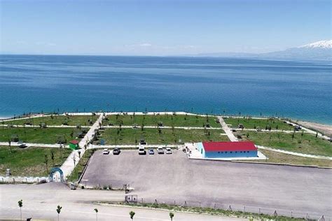 V­a­n­ ­G­ö­l­ü­­n­d­e­k­i­ ­m­a­v­i­ ­b­a­y­r­a­k­l­ı­ ­h­a­l­k­ ­p­l­a­j­ı­,­ ­y­e­n­i­ ­s­e­z­o­n­ ­i­ç­i­n­ ­h­a­z­ı­r­ ­-­ ­S­o­n­ ­D­a­k­i­k­a­ ­H­a­b­e­r­l­e­r­